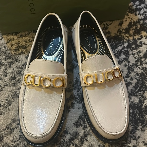 Gucci Logo Plaque Moccasin Leather Loafers - Picture 3 of 16